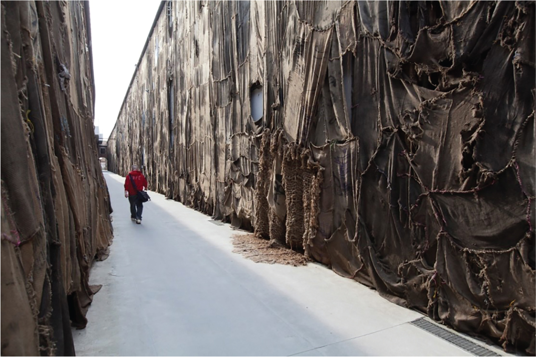 Ibrahim Mahama, Out of Bounds (2014)