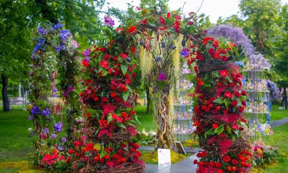 Ana Grigoras, “Floral Art Meets Dante’s Divine Comedy: A Breathtaking Installation Created by Romanian Florists” (2025)
